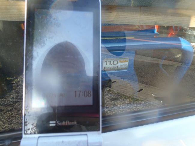 洗浄機を積み終えた17時08分を示す携帯電話