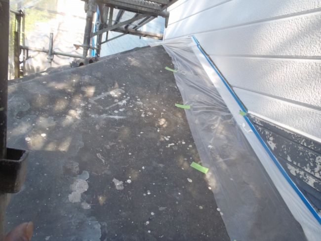 下屋根にゴムシートを敷き板金を養生