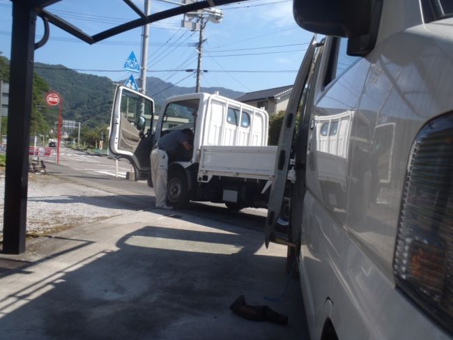 塗装材料の配達に来たトラック