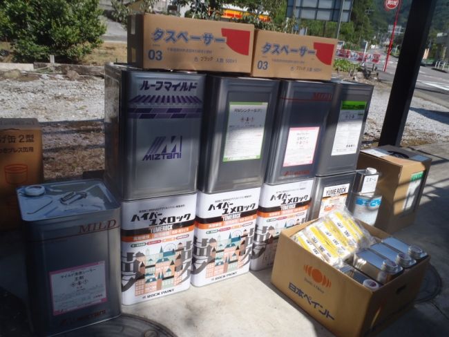 現場に届いた塗料とタスペーサー
