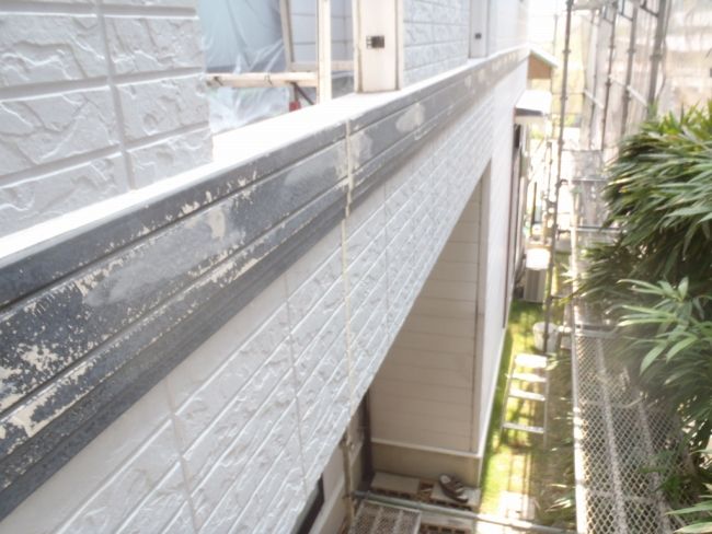 西面の幕板のネジ穴をパテ補修した状態