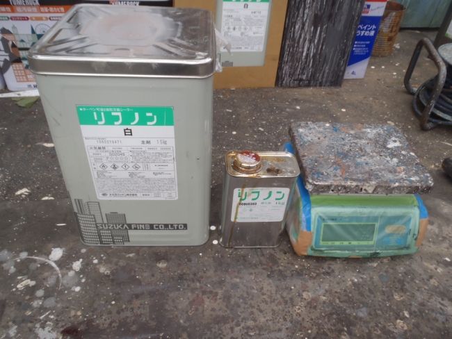 外壁下塗り用リフノンの主剤・硬化剤と計量器