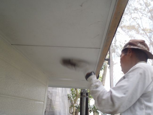 塗装前の軒天井の表面をこする下地処理