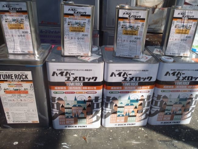 外壁上塗りに使うハイパーユメロックの主剤と硬化剤