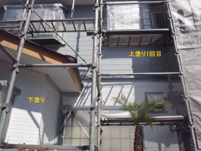 南面全体の上塗り1回目と下塗り部分
