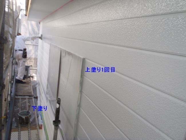 北面外壁の上塗り1回目と下塗り部分