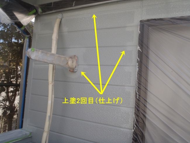 西面外壁の配管周囲を上塗り2回目で仕上げ