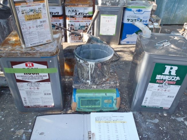 幕板用塗料の計量・混合に使うはかりと容器