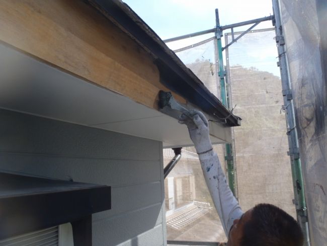 木製破風板を刷毛で上塗り1回目