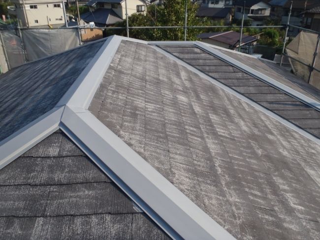 棟包み板金に錆止めを塗布した屋根