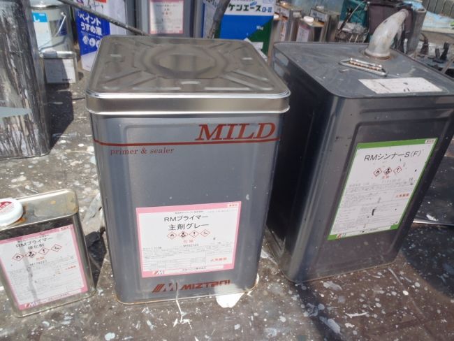 屋根板金の錆止めに使うRMプライマーと硬化剤・シンナー