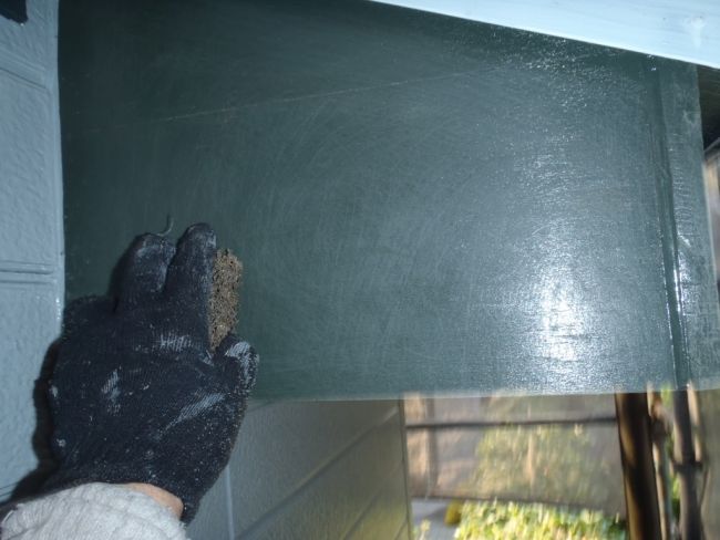 研磨材で木製破風板の塗膜を目荒らし