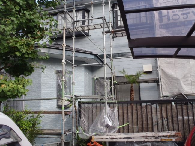 木部と雨樋の塗装作業を進める住宅の外観