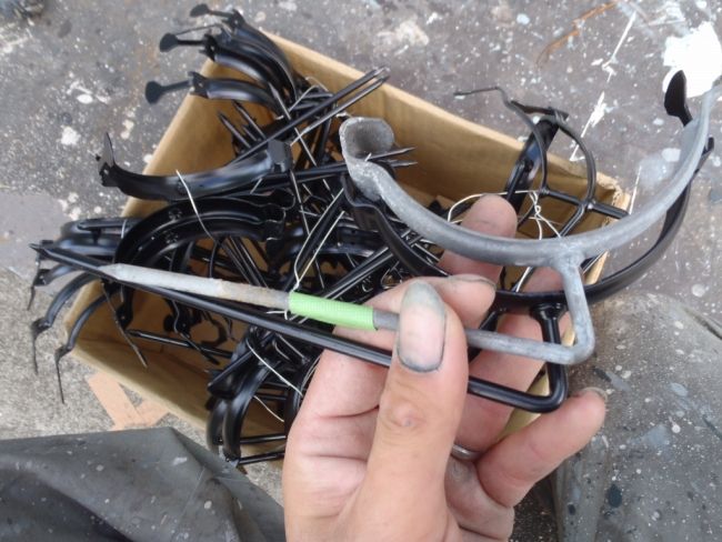 新旧の軒樋金具を並べた長さの比較