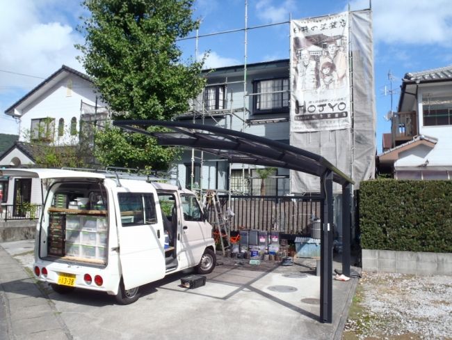 屋根の下塗り作業日の住宅外観