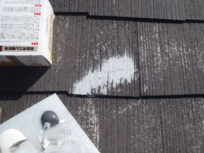 屋根材の破片を接着剤で固定した補修箇所