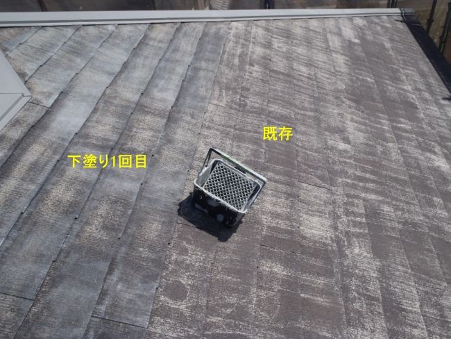 屋根の下塗り1回目を塗った部分と未塗布部分