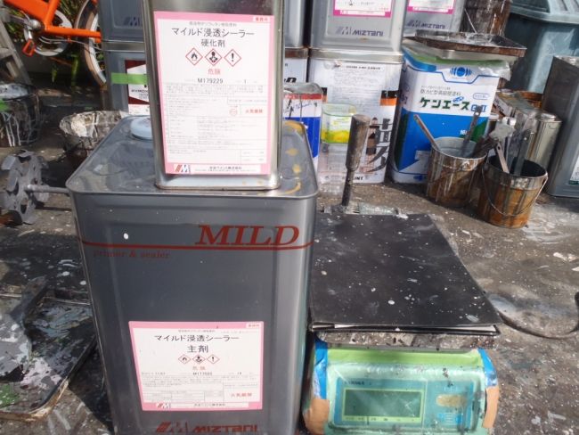 屋根の下塗り1回目に使用するマイルド浸透シーラーと硬化剤