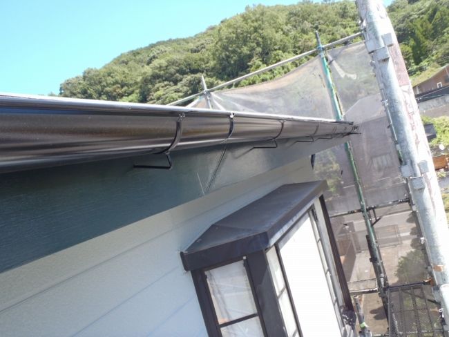 黒く塗装して復旧した2階南面の雨樋