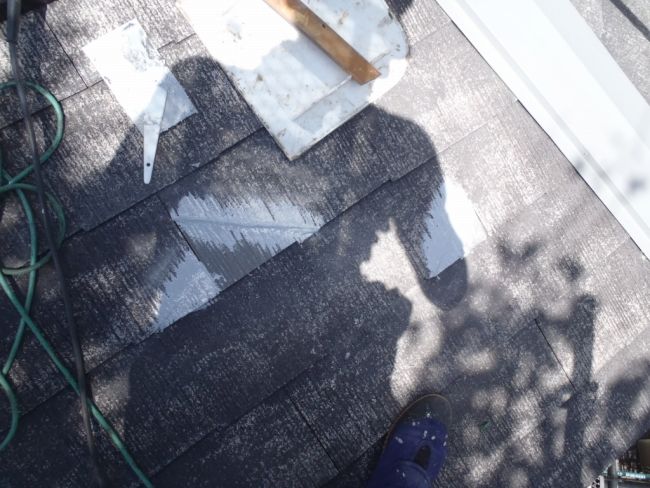 切り出した屋根材を接着して補修した下屋根