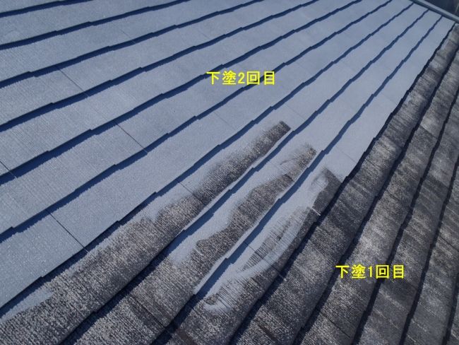 大屋根東面の下塗り1回目と2回目の塗布部分