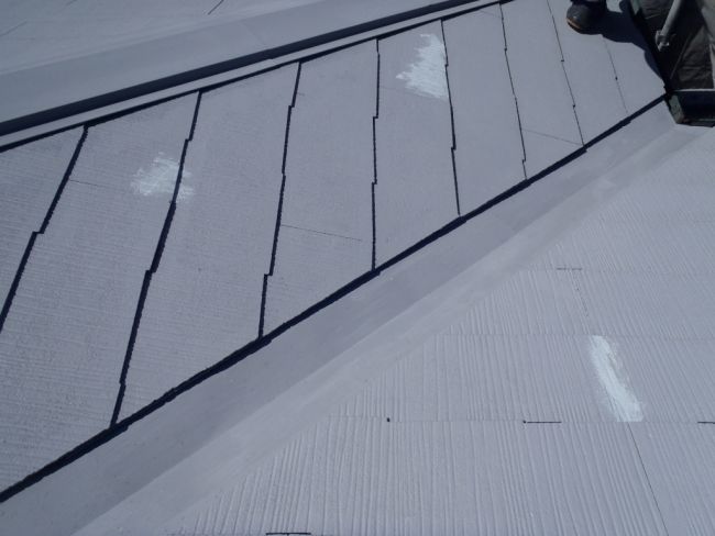 速乾パテで追加補修した屋根材のひび割れ箇所