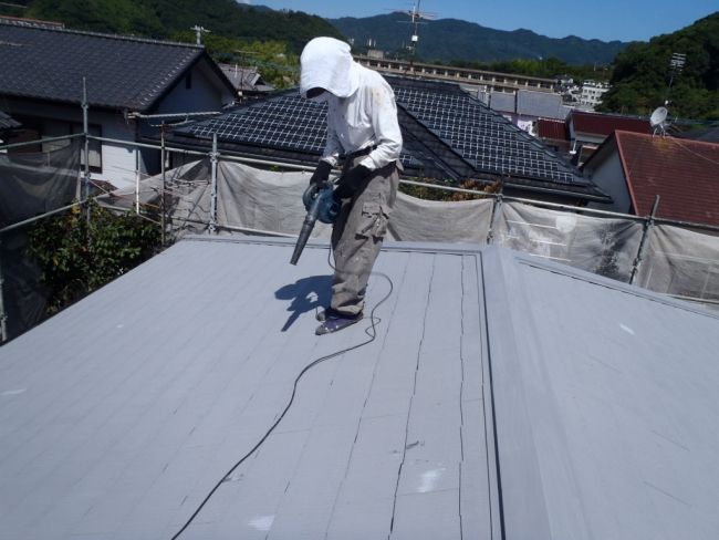 研磨後の屋根のほこりをブロワーで清掃