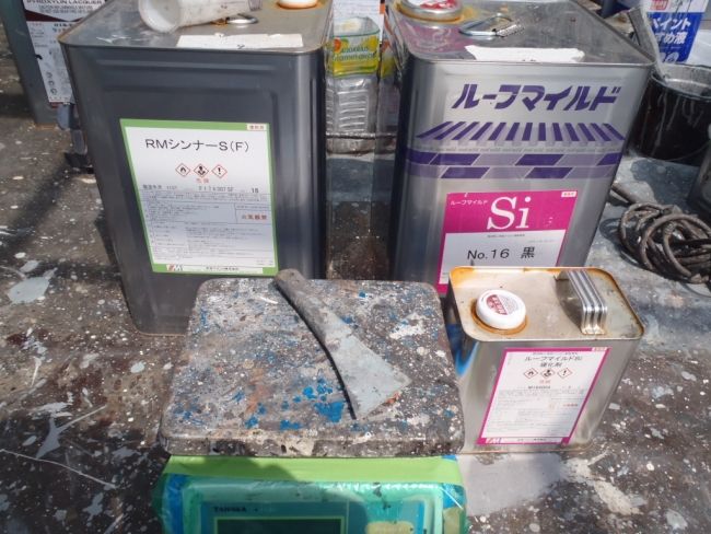 屋根に使用する黒色のシリコン塗料と専用シンナー