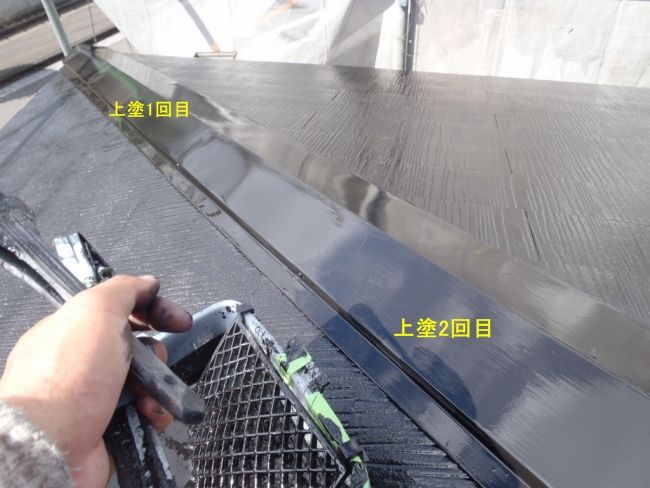 屋根のトタン部分の上塗り1回目と2回目の艶の違い