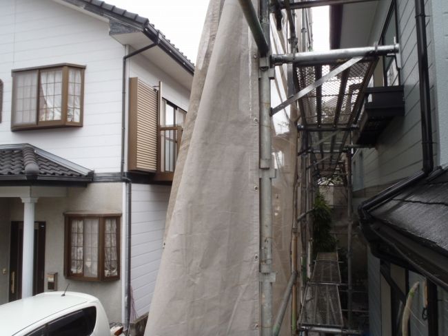 住宅側面の足場に張られた養生シート