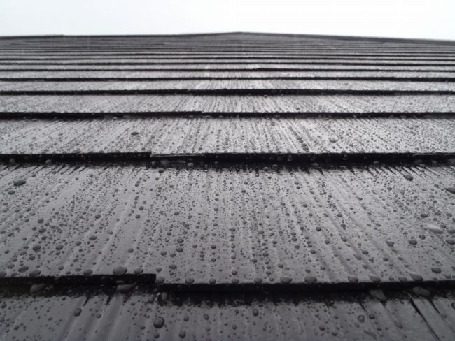 雨粒が付いた塗装済みのカラーベスト屋根