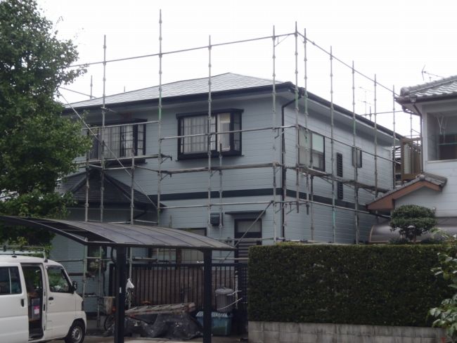 足場の養生シートを撤去した住宅外観