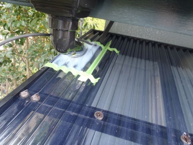 雨樋貫通部のシーリング材をならした状態