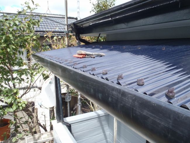 フックを追加して固定したテラスの波板屋根
