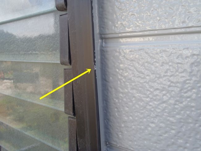 窓枠に付着した塗料の手直し箇所