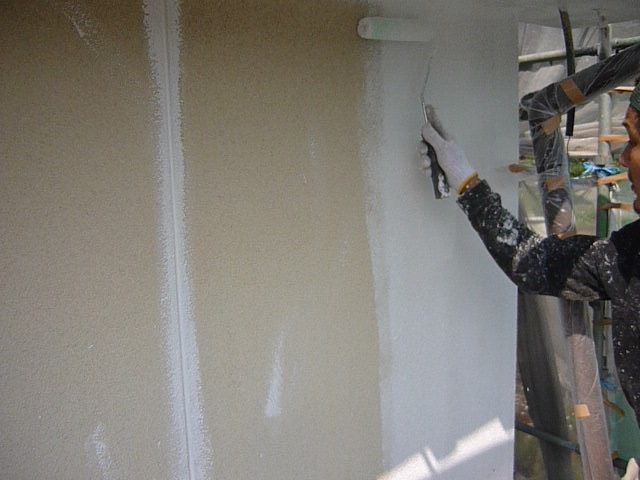 新納様邸でのローラーによる外壁下塗り作業
