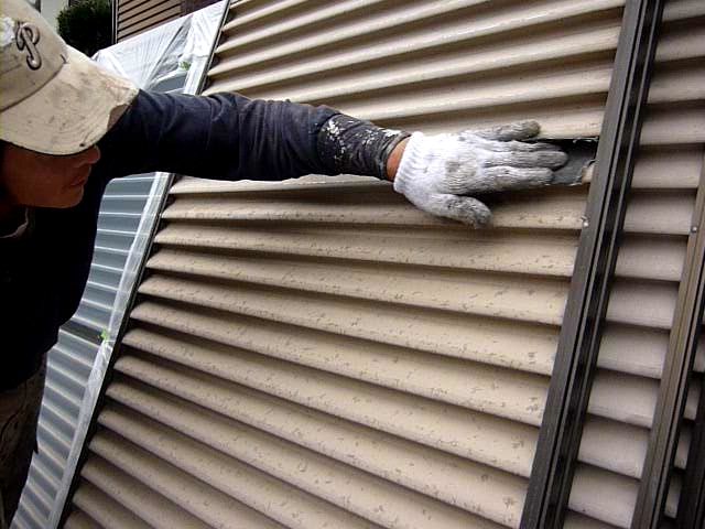 新納様邸の雨戸をサンドペーパーで研磨