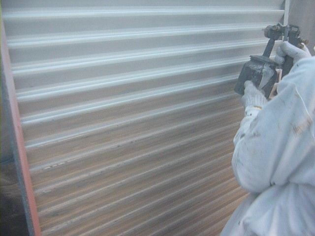 新納様邸の雨戸にカップガンでエポキシ錆止めを吹き付け