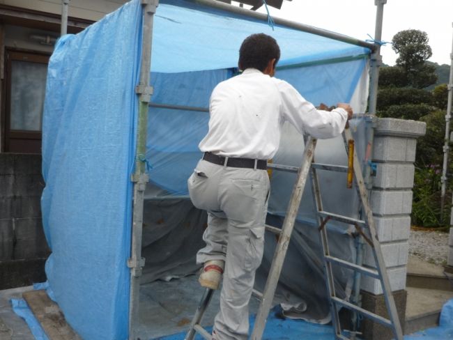シートで囲った雨戸の吹き付け塗装用作業場