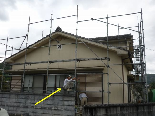 新納様邸の足場上で作業する応援の職人