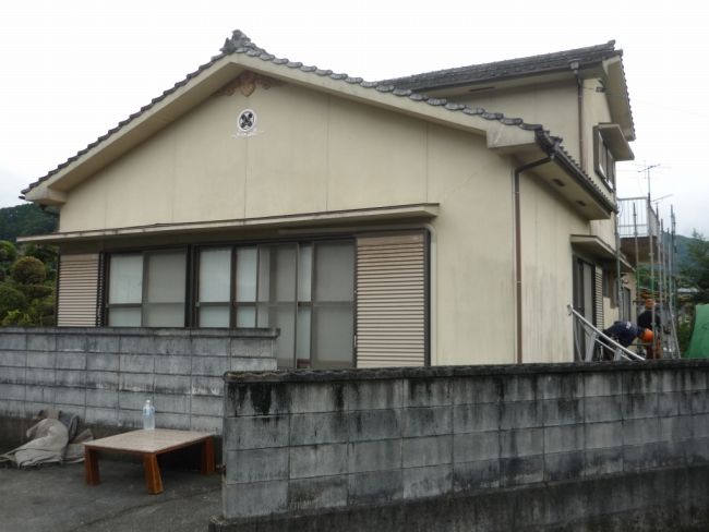塗装前の新納様邸の家紋がある妻側外観