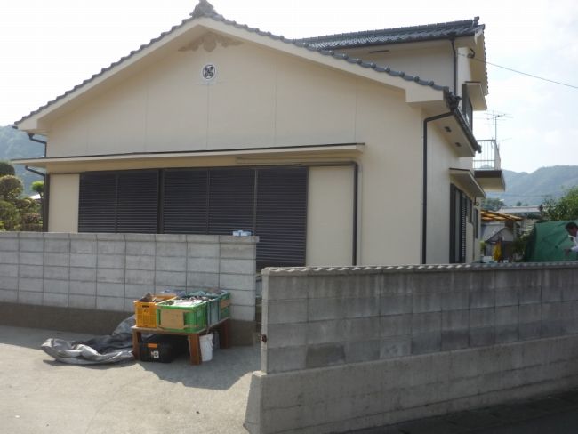 塗装後の新納様邸の家紋がある妻側外観