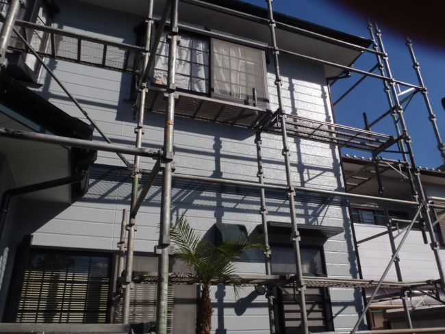 解体前の足場が残るいし様邸の外観