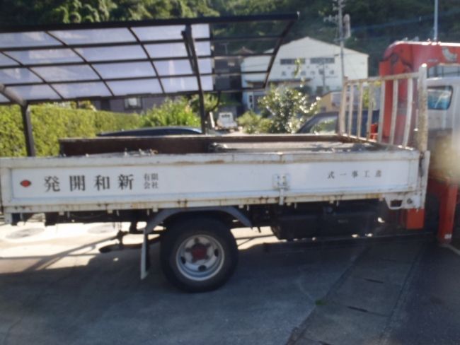 足場解体のため現場に到着したトラック