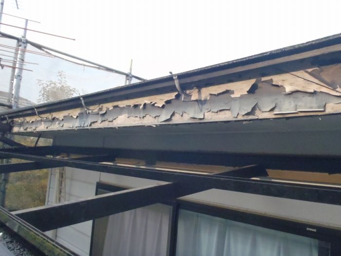施工前の塗膜が大きく剥がれた破風板