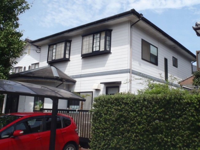 塗装前の二階建て住宅を斜めから見た外観
