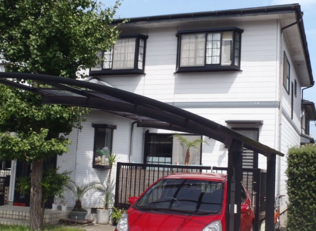 塗装前の住宅をカーポート越しに見た外観