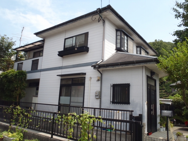 塗装前の住宅を玄関側から見た外観