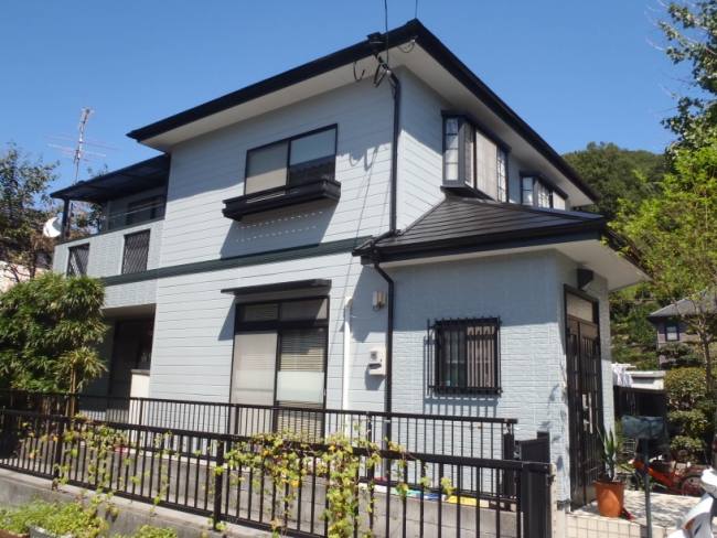 塗装後の住宅を玄関側から見た外観