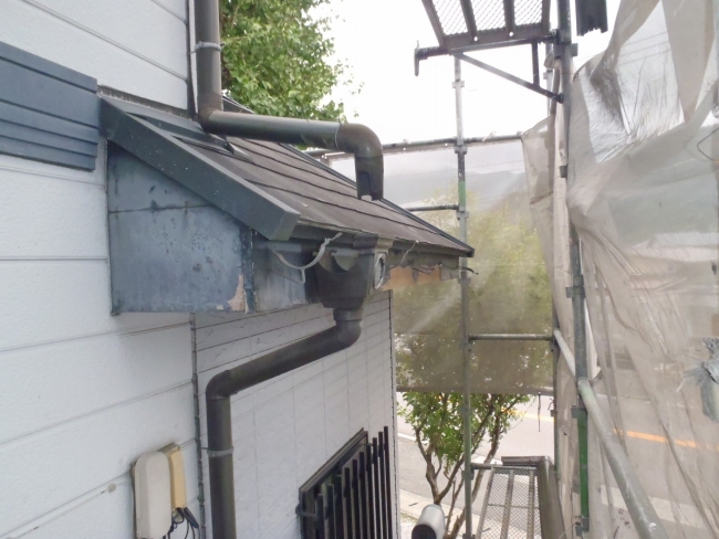 塗装前の小屋根と、塗膜が剥がれた破風板